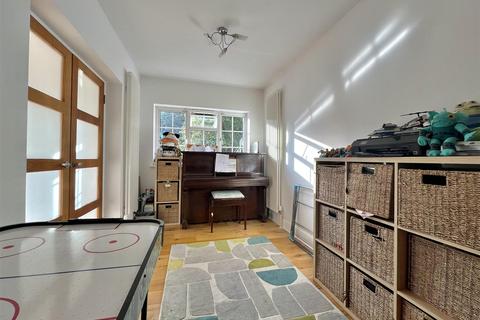 18 Titian Avenue, Bushey Heath, Bushey, WD23 4GB