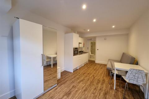 Studio to rent, Willoughby Road, Turnpike Lane, London