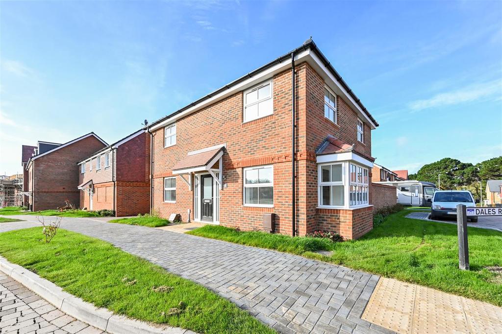Steeple Chase Way, Dales Road, Fontwell 4 bed house £1,800 pcm (£415 pw)