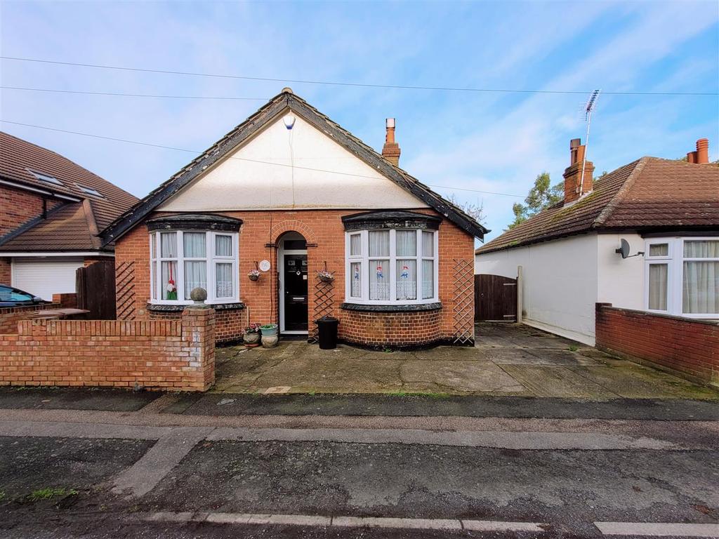 Carlton Avenue, Gillingham 4 bed detached bungalow £375,000
