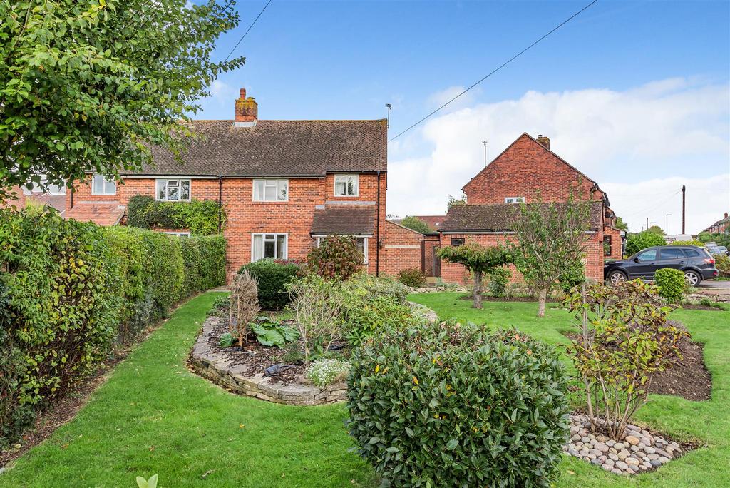 Borough Grove, Petersfield 3 bed semidetached house £425,000