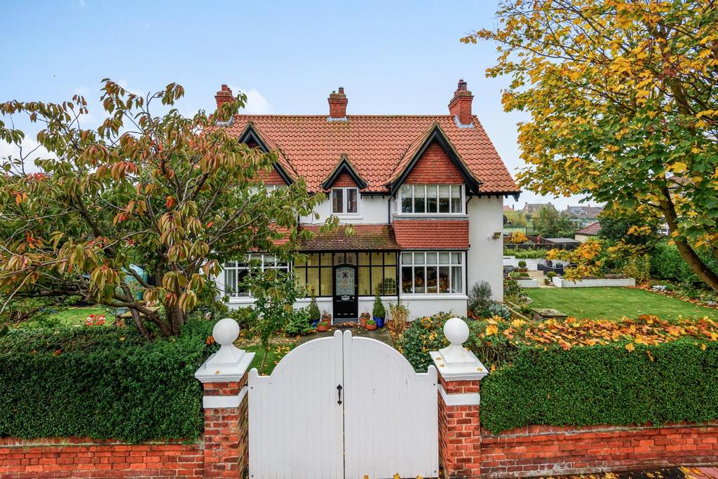 Filey Road, Scarborough, North Yorkshire 4 bed detached house £450,000