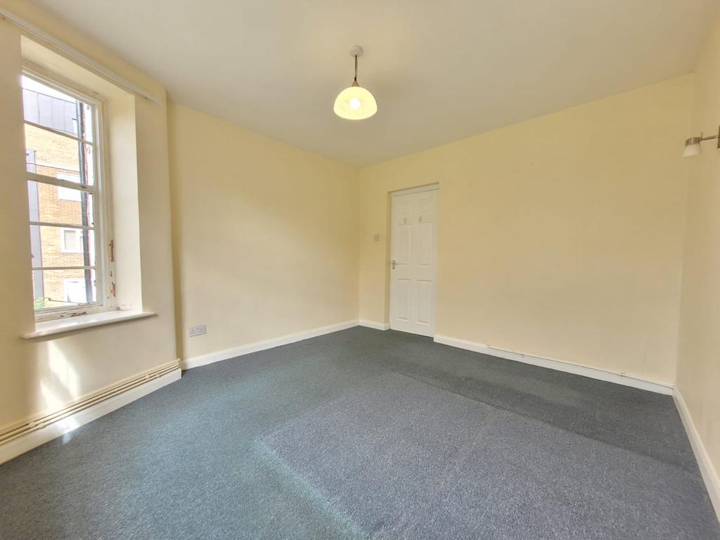 Colney Hatch Lane, London N10 1 bed flat £1,350 pcm (£312 pw)