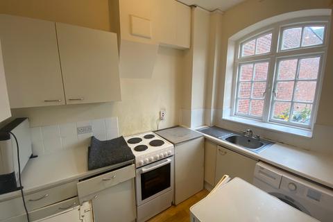 3 bedroom maisonette to rent, High Street, EN11