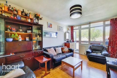 2 bedroom apartment for sale, Friern Road, London