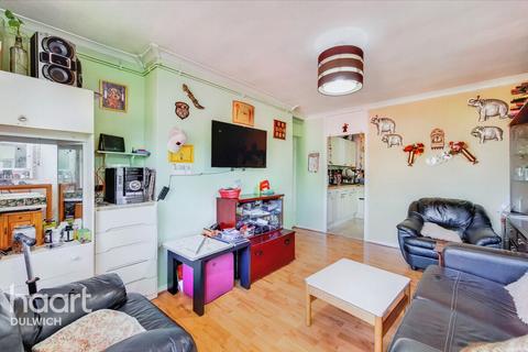 2 bedroom apartment for sale, Friern Road, London