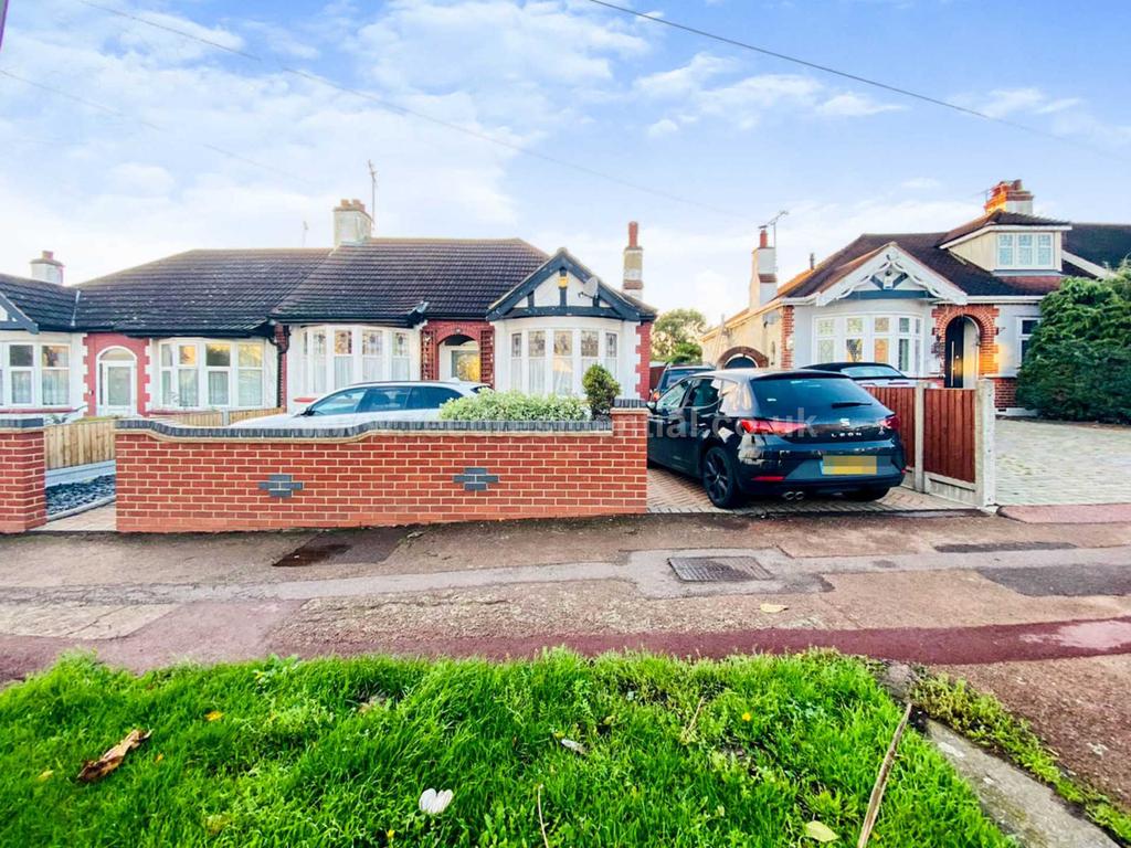 Highfield Gardens, Westcliff On Sea 2 bed semidetached bungalow £400,000