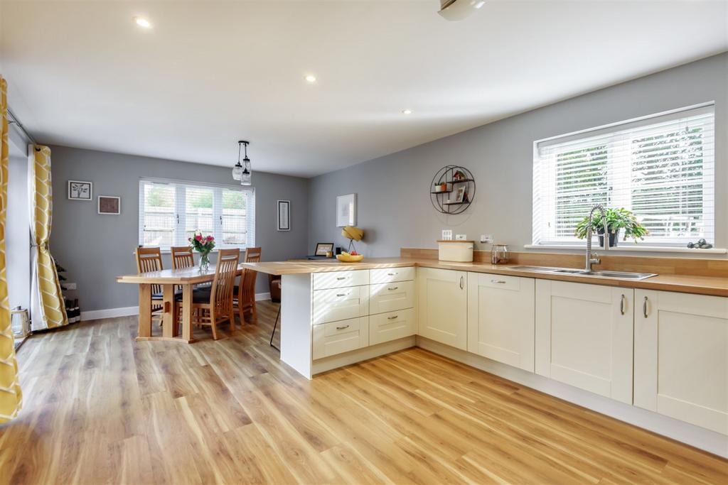 Kitchen / Dining Roo