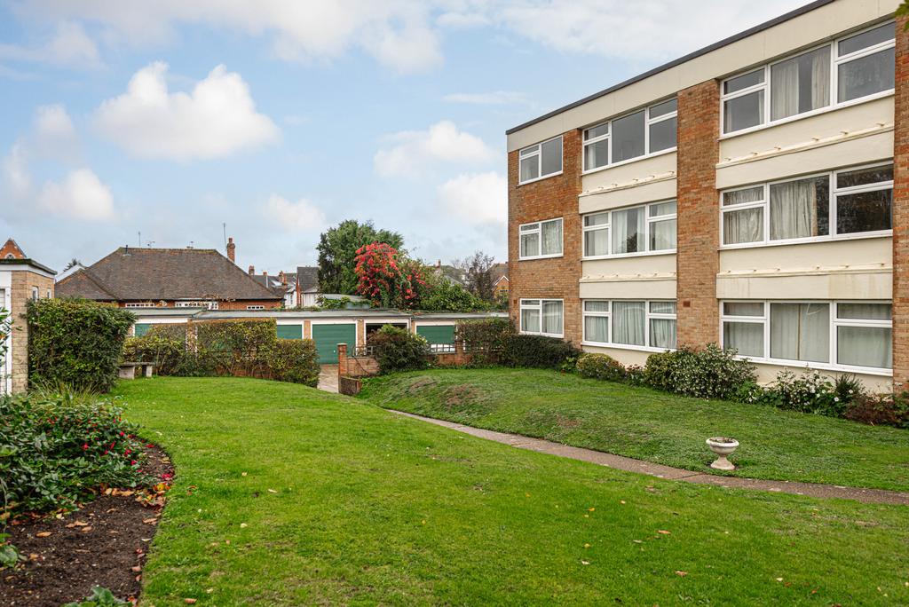 Leatherhead 2 bed flat for sale £325,000