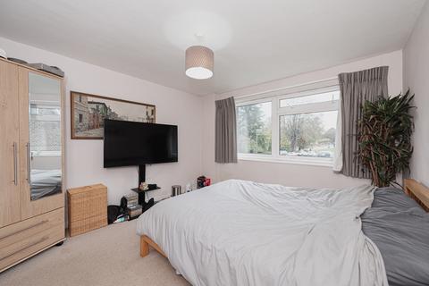 76 Windfield, Leatherhead, KT22 8UJ