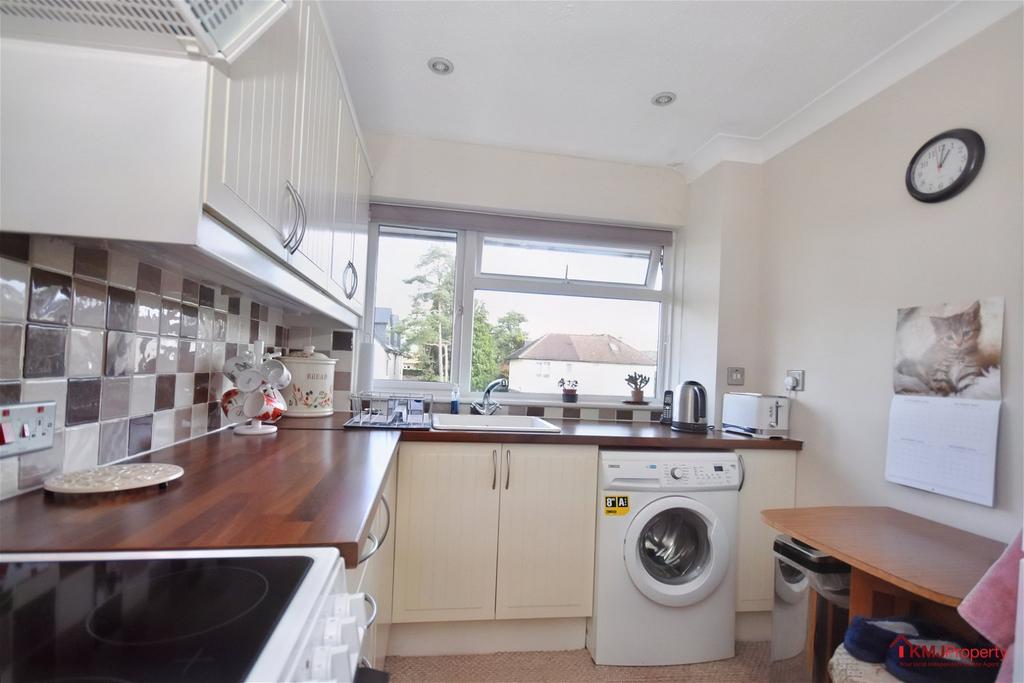 Holden Road,Southborough,Tunbridge... 2 bed flat £250,000