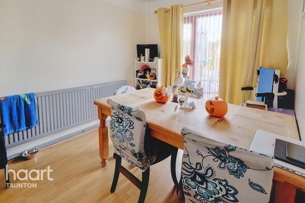 Dorchester Road, Taunton 3 bed semidetached house for sale £200,000