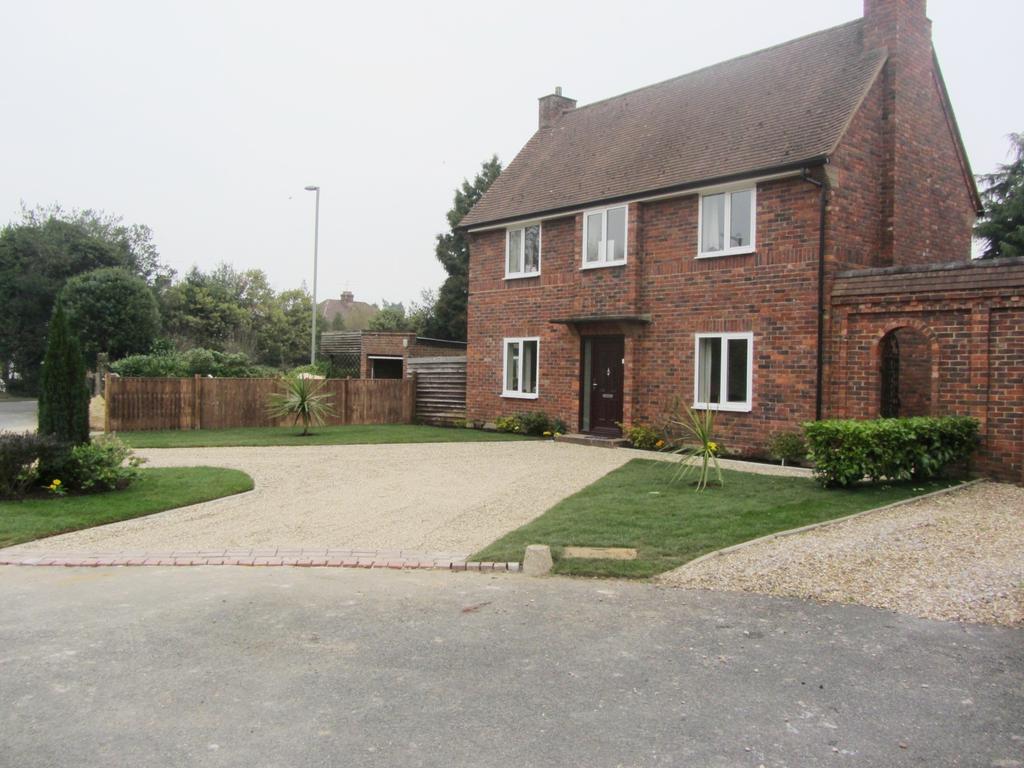 Otter Close, Ottershaw KT16 3 bed detached house £1,850 pcm (£427 pw)