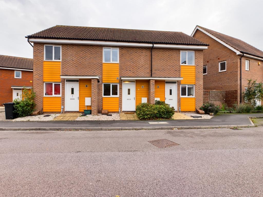 Edmund Court, Popley, Basingstoke, RG24 2 bed terraced house £1,200