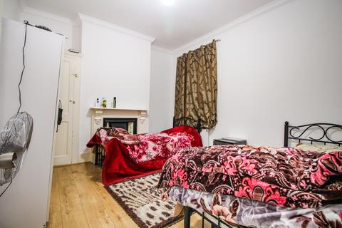 3 bedroom flat for sale, Neville Road, Forest Gate London E7 9QX