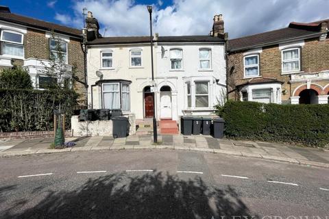 Studio to rent, St Albans Crescent, Wood Green