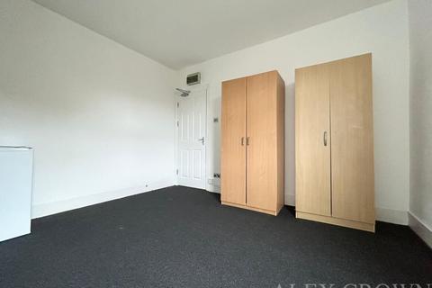 Studio to rent, St Albans Crescent, Wood Green