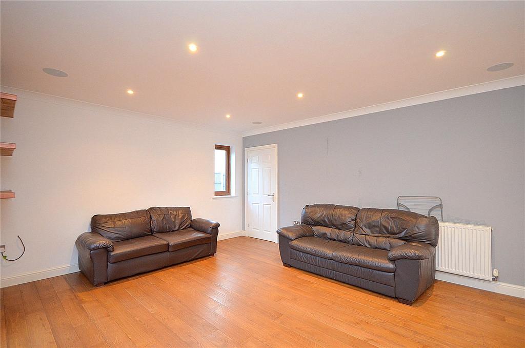 Greenside Court, Mirfield, West... 3 bed end of terrace house £1,200