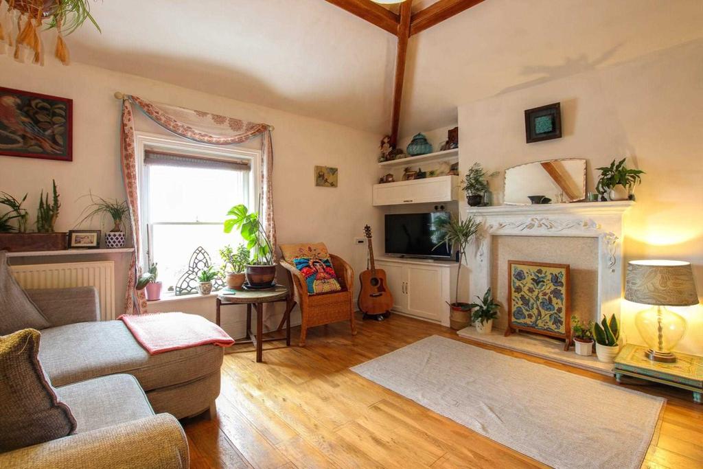Edward Street, Blandford Forum 2 bed flat £175,000