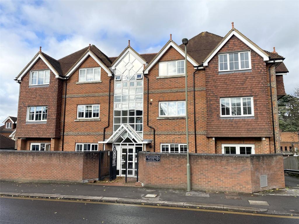 Croydon Road, Reigate, Surrey, RH2 2 bed apartment £1,350 pcm (£312 pw)