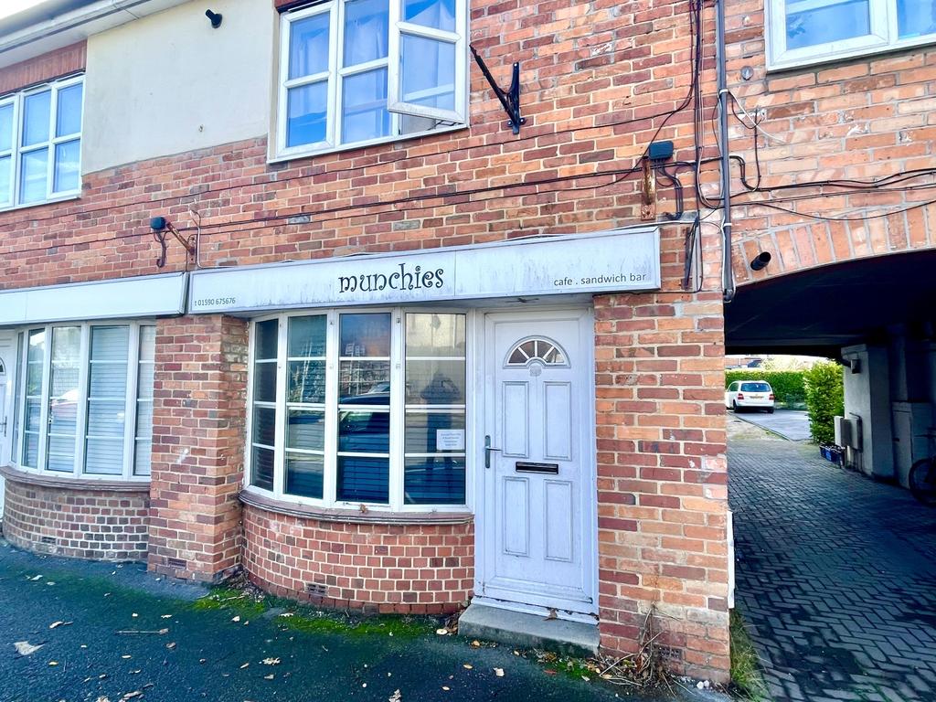 4 South Street, Pennington, Lymington 2 bed apartment £775 pcm (£179 pw)