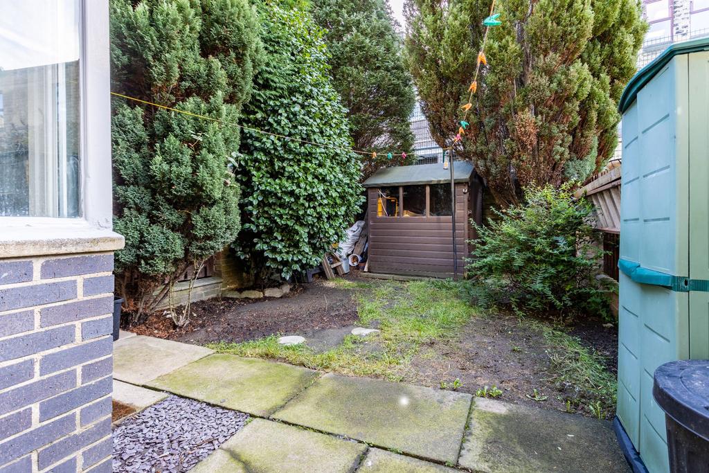 St. Chads Avenue, Hove Edge, HD6 2PR 1 bed terraced house £125,000