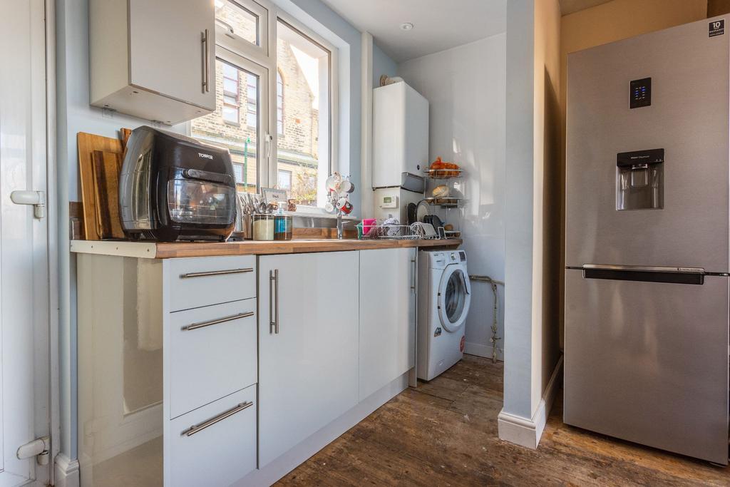 St. Chads Avenue, Hove Edge, HD6 2PR 1 bed terraced house £125,000