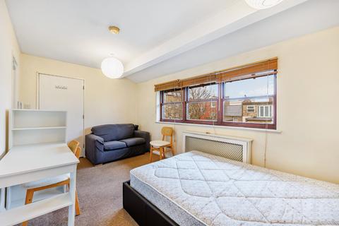 Studio to rent, Spencer Mews, W6