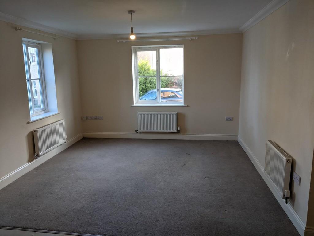 Castle Brooks, Framlingham 2 bed ground floor flat £775 pcm (£179 pw)
