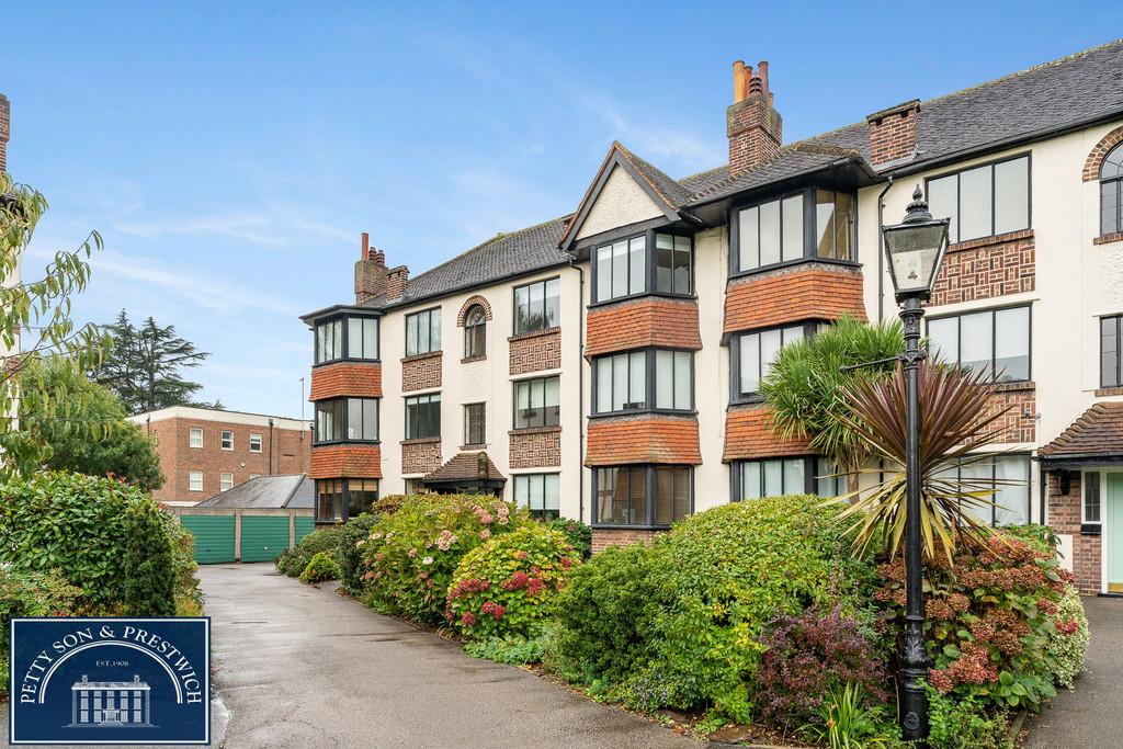 Forest Court, Snaresbrook 2 bed apartment for sale £435,000
