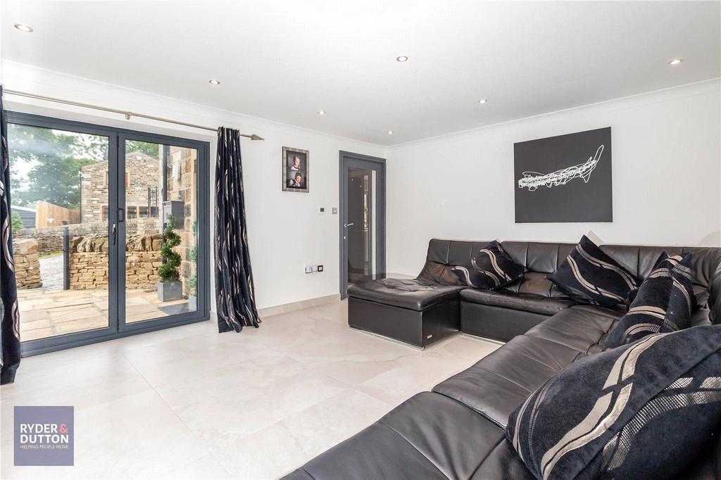 Buckley Drive, Denshaw, Oldham... 4 bed detached house £2,400 pcm (£