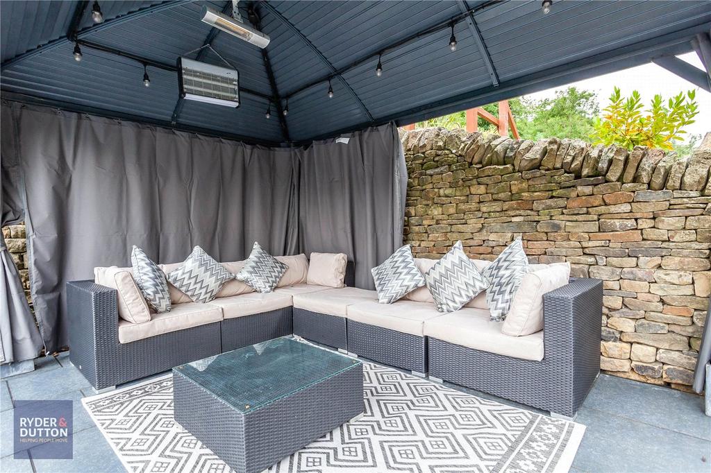 Buckley Drive, Denshaw, Oldham, Greater Manchester, OL3 4 bed detached house £2,400 pcm (£554 pw)