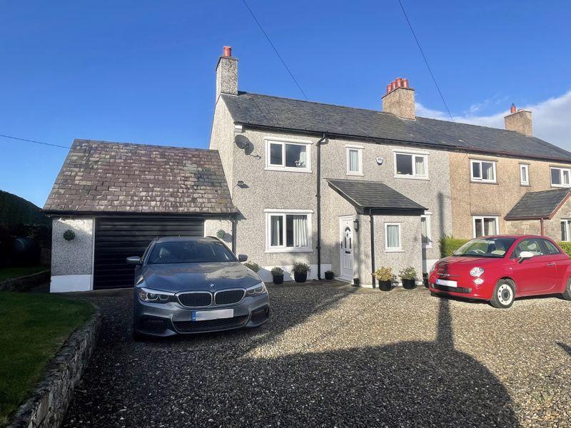 Maes Y Groes, Denbigh 3 bed semidetached house £285,000
