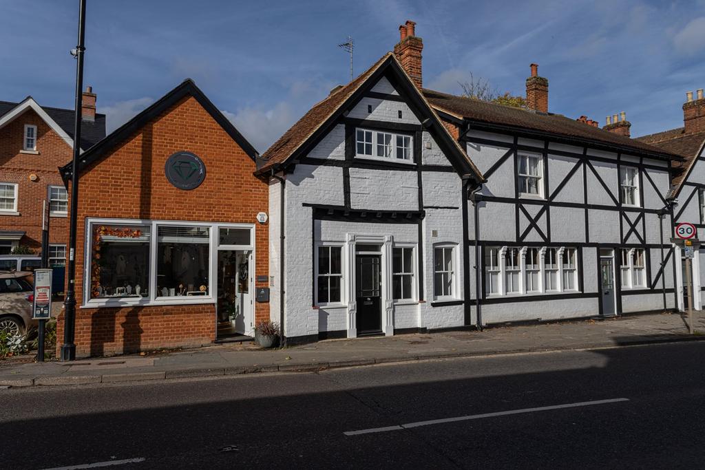 High Street, Hartley Wintney, Hook, RG27 1 bed apartment £1,300 pcm