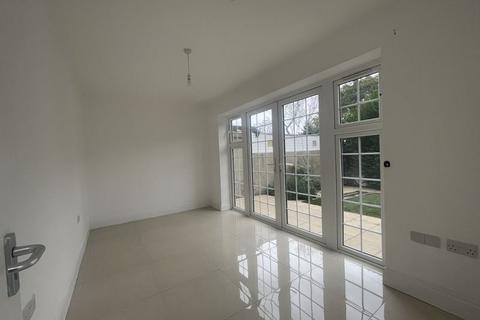 6 bedroom semi-detached house to rent, Melbury Avenue, UB2