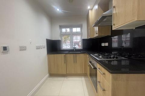 6 bedroom semi-detached house to rent, Melbury Avenue, UB2