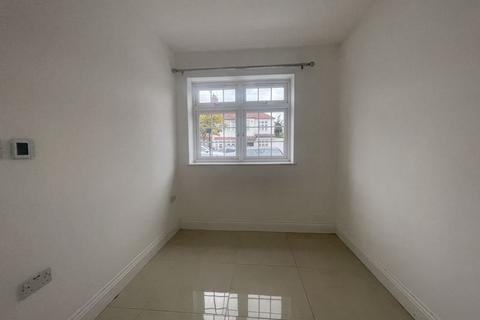 6 bedroom semi-detached house to rent, Melbury Avenue, UB2
