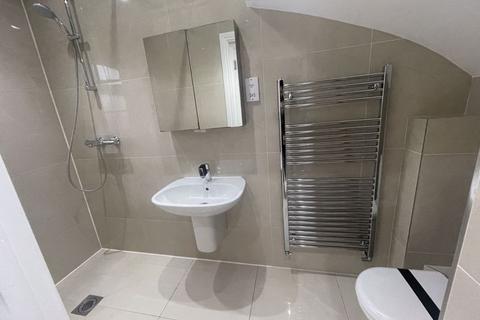 6 bedroom semi-detached house to rent, Melbury Avenue, UB2