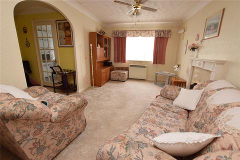 2 bedroom apartment for sale - Cunningham Close, Romford, London, RM6