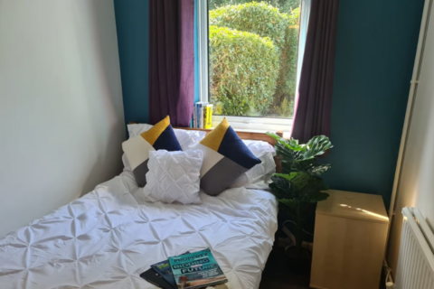 5 bedroom semi-detached house to rent, Howlett Drive