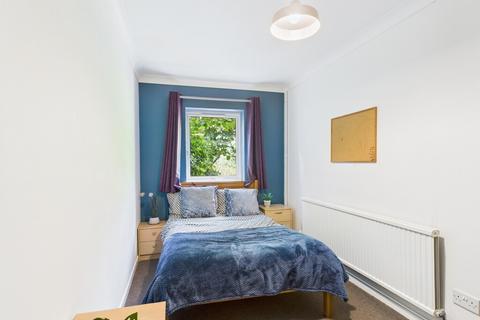 5 bedroom semi-detached house to rent, Howlett Drive