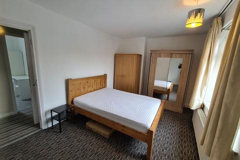 3 bedroom terraced house to rent, Earlham Grove