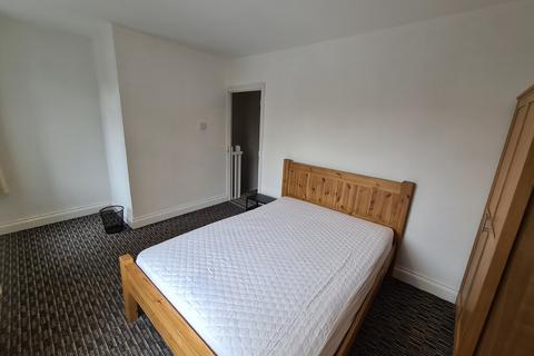 3 bedroom terraced house to rent, Earlham Grove