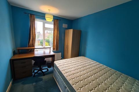 3 bedroom terraced house to rent, Earlham Grove