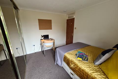 6 bedroom detached house to rent - Braithwait Close