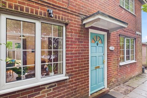 4 bedroom terraced house to rent, Colman Road