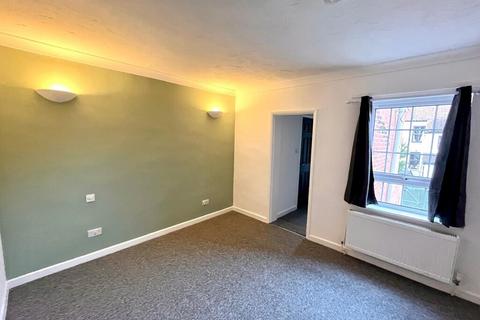 2 bedroom terraced house to rent, Magpie Road