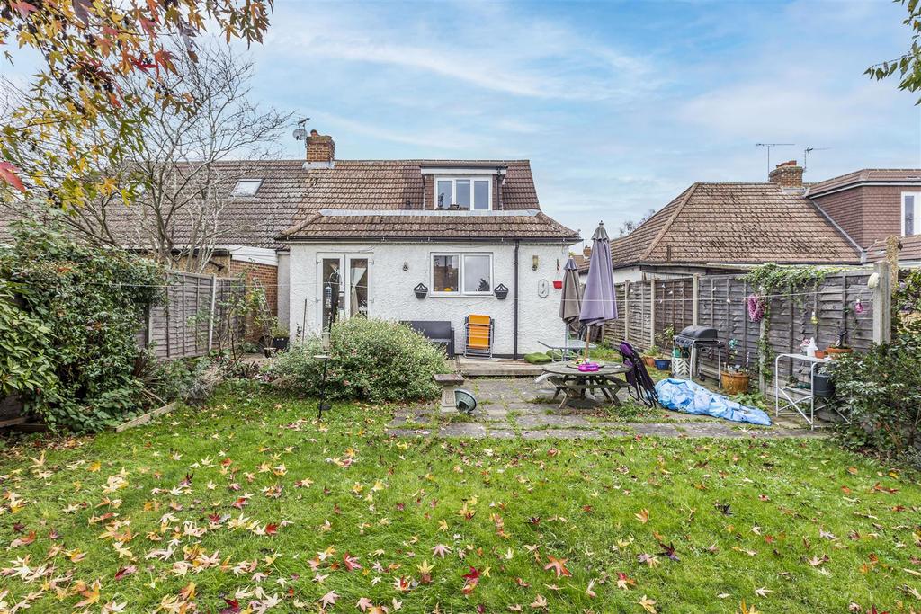 Farleigh Road, New Haw 4 bed semidetached house £475,000