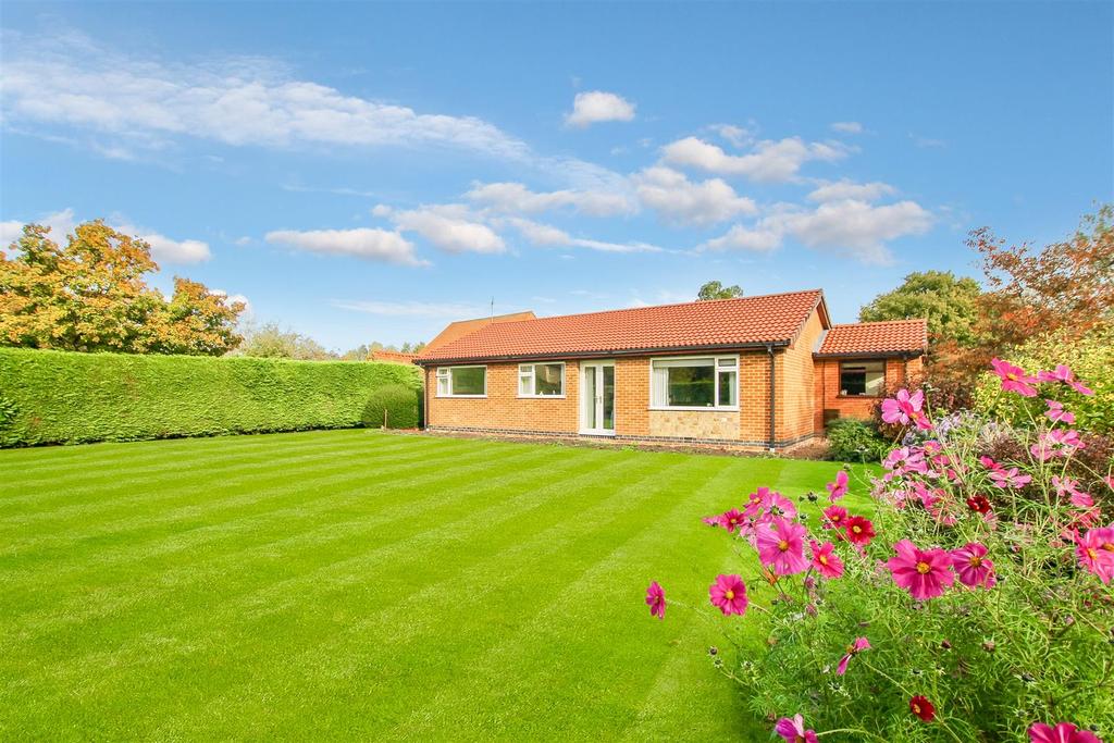 Greengate, Syerston, Newark 3 bed equestrian property £475,000