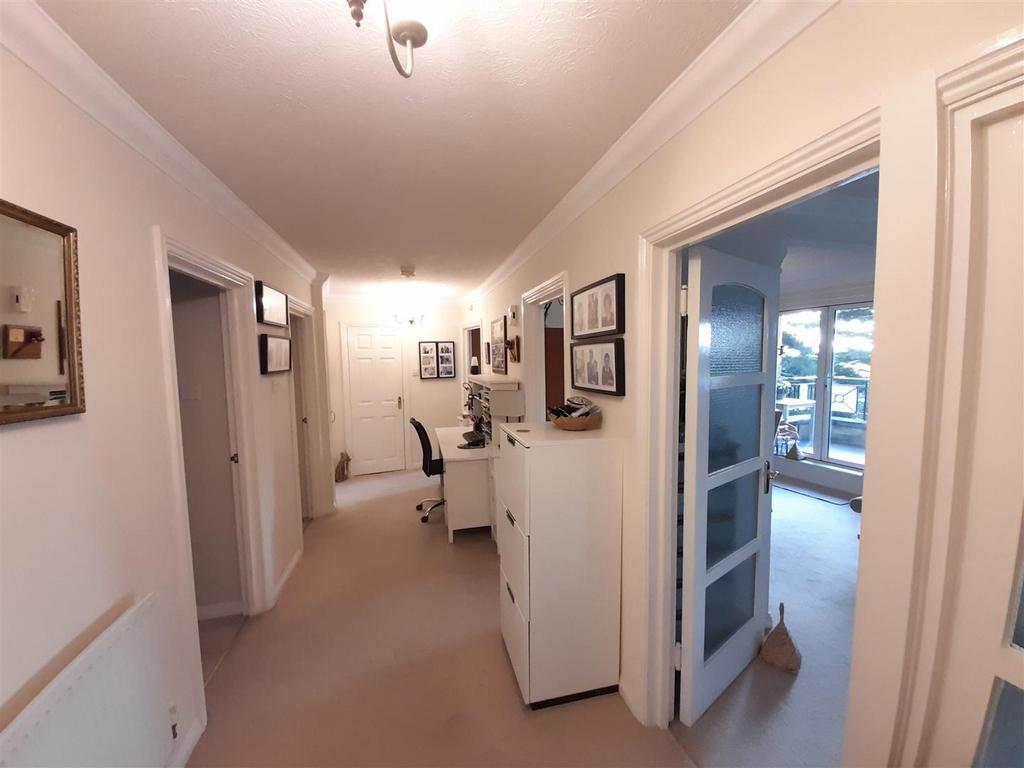 Entrance hall 1.jpg